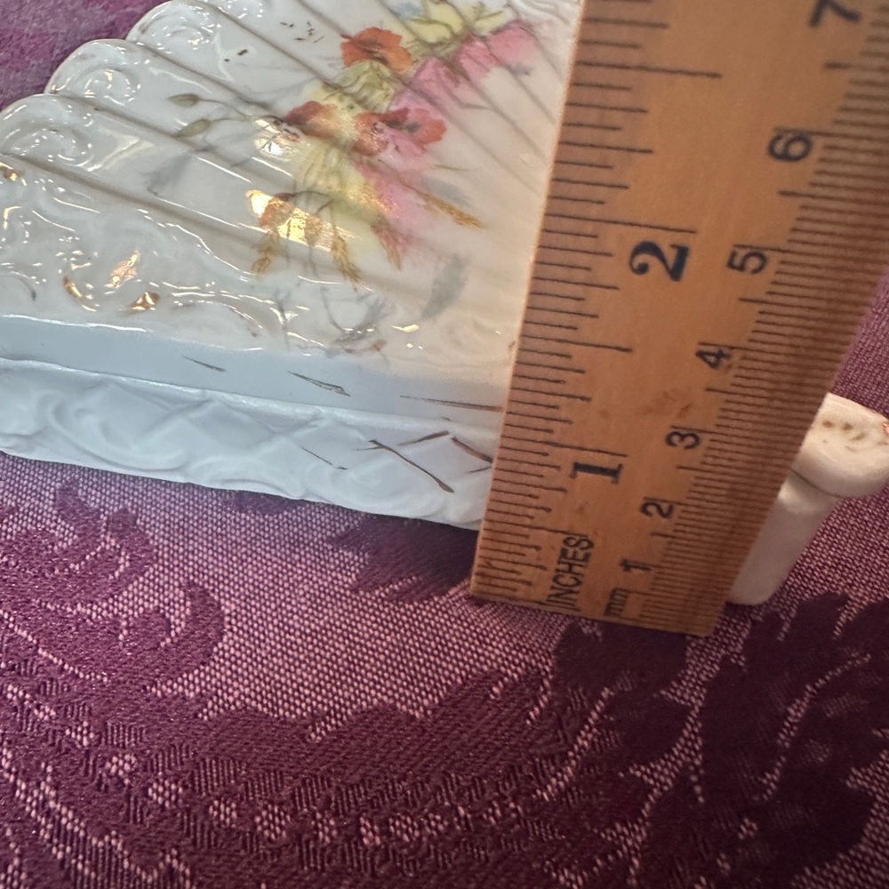 White vintage shell fan trinket box with floral design - Picture 5 of 6